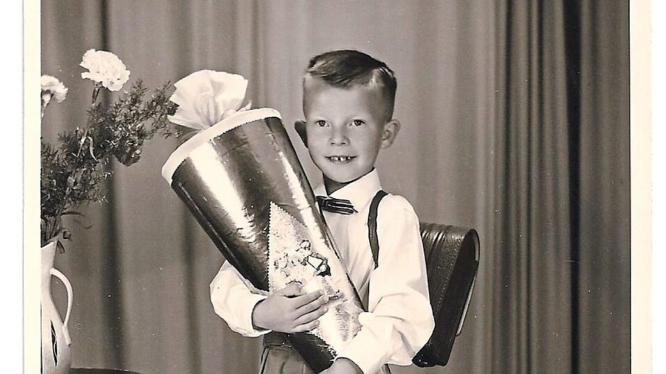 Die Schult&uuml;te fast so gro&szlig; wie der Abc-Sch&uuml;tze: Wolfgang Schamburek, ehemaliger Angestellter an der Bisch&ouml;flichen Finanzkammer, an seinem ersten Schultag im Jahr 1962.