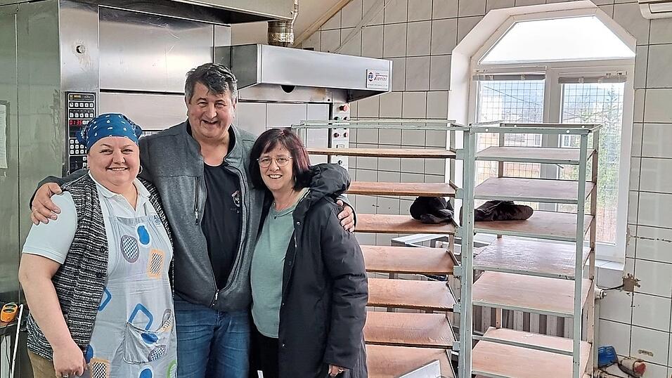 Tatjana Pekar (l.) führt Reiner Dietl und Marianne Wagner durch ihre Backstube, die mit 70 Mitarbeitern eine beachtliche Größe hat.