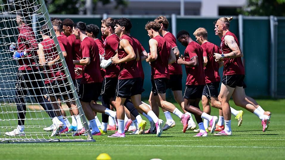 Augsburg will in der Bundesliga wieder auf einen einstelligen Tabellenplatz. Augsburg will in der Bundesliga wieder auf einen einstelligen Tabellenplatz.
