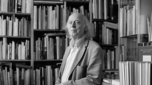 Der durch Tiktok und Instagram bekannte Antiquar und Literaturkenner Klaus Willbrand ist im Alter von 83 Jahren gestorben (Archivbild).