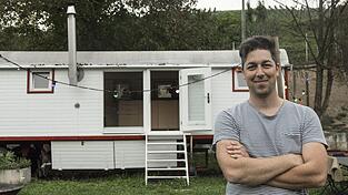 Der Schweizer Kevin Rechsteiner hat schon immer gerne Dinge ausprobiert. Deshalb waren seine Familie und Freunde auch nicht &uuml;berrascht, als er ihnen erz&auml;hlte, dass er in ein Tiny House auf R&auml;dern ziehen wolle.