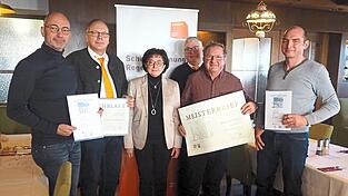 Ehre, wem Ehre geb&uuml;hrt: Schreinermeister Josef M&uuml;hl, stellvertretender Obermeister Rolf Jungmann, Gesch&auml;ftsf&uuml;hrerin Agnes Birnb&ouml;ck, Obermeister Karlheinz Pledl, Schreinermeister Anton Zitzelsberger und Schreiner Philipp Aigner (v.l.).