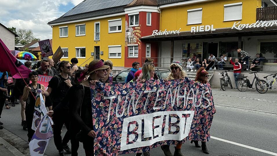 'Tuntenhaus'-Bewohner und einige Wörther zogen am Samstag durch Wörth an der Isar, weil sie um den Fortbestand ihres Wohnprojekts fürchten. 