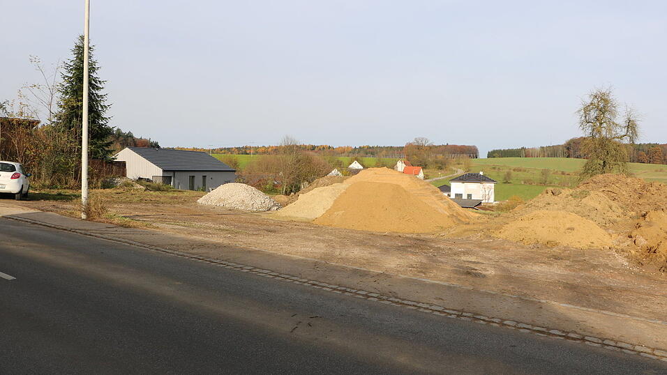 Anstelle der abgerissenen Hofstelle an der Kastanienstraße in Margarethenthann wird mitten im Dorf eine neue Wohnbebauung entwickelt. Anstelle der abgerissenen Hofstelle an der Kastanienstraße in Margarethenthann wird mitten im Dorf eine neue Wohnbebauung entwickelt.