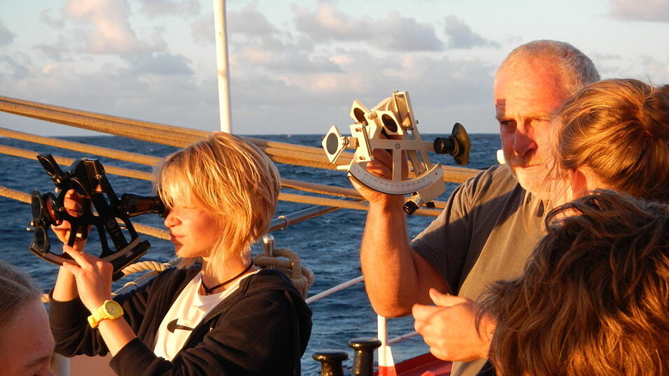 Im Unterricht lernen die Schüler auf der Thor Heyerdahl das zum Beispiel das Navigieren. Im Unterricht lernen die Schüler auf der Thor Heyerdahl das zum Beispiel das Navigieren.