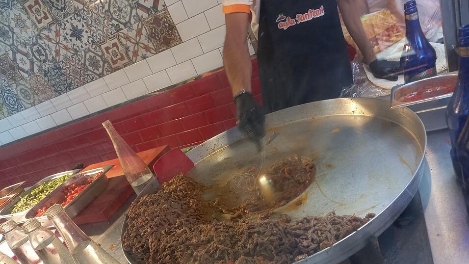 Leckeres Essen gibt es in Istanbul an allen Ecken und Enden der Stadt.