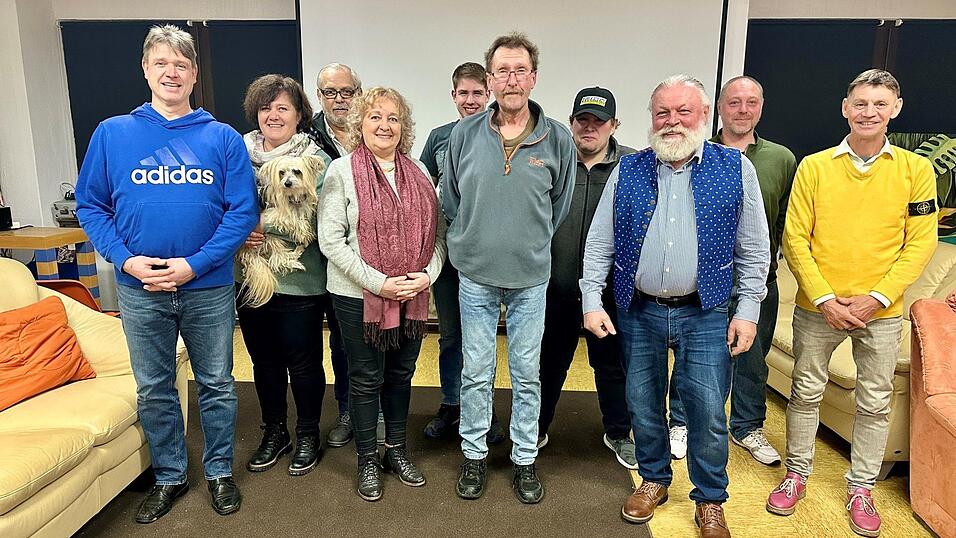 Sie gehen für die CFW ins Rennen um die Plätze im Stadtrat. In der Mitte der neue Vorsitzende Lars-Holger Giedl, neben ihm (Dritter von rechts) der erneute Bürgermeister-Kandidat Günter Stelzer. Sie gehen für die CFW ins Rennen um die Plätze im Stadtrat. In der Mitte der neue Vorsitzende Lars-Holger Giedl, neben ihm (Dritter von rechts) der erneute Bürgermeister-Kandidat Günter Stelzer.