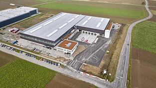 Der neue Produktionsstandort der Firma M&uuml;ller aus der Vogelperspektive. Die Dimensionen sind beachtlich.