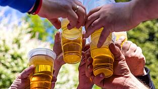 Alkohol geh&ouml;rt f&uuml;r viele zum Vatertag dazu. (Archivbild)