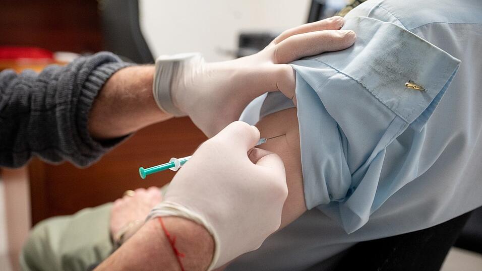 'Bitte einmal den Oberarm frei machen', hei&szlig;t es aktuell bei Tausenden Menschen in Deutschland pro Tag. (Symbolbild)