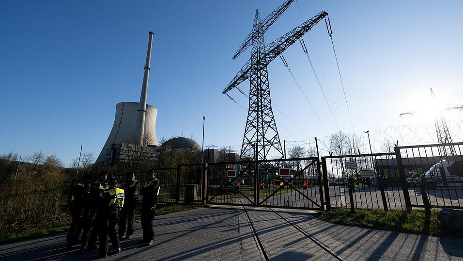Polizisten stehen vor der Ankunft des Zuges mit sieben Castor-Beh&auml;ltern am Zwischenlager bei Niederaichbach. Beim Atomm&uuml;ll handelt es sich um &Uuml;berreste von Brennelementen aus deutschen Kernkraftwerken, die in England aufgearbeitet wurden.