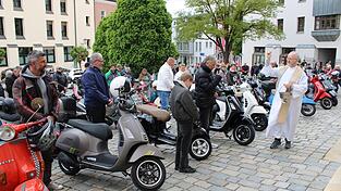 Pfarrer Jens Bartsch segnet die Teilnehmer und Gef&auml;hrte des Giro d&rsquo;Cham.