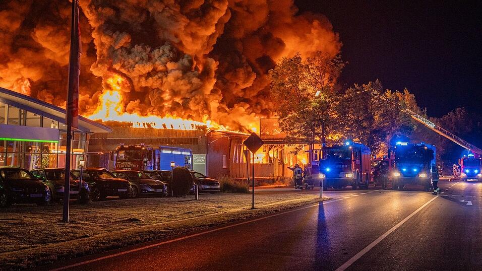 Feuerwehren sind beim Brand einer Lagerhalle mit Särgen im Lichtenfelser Ortsteil Trieb im Einsatz. Feuerwehren sind beim Brand einer Lagerhalle mit Särgen im Lichtenfelser Ortsteil Trieb im Einsatz.
