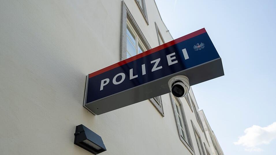 Die Polizei will Verdächtige, die vor dem Hitler-Geburtshaus verweilen, ansprechen und kontrollieren. Die Polizei will Verdächtige, die vor dem Hitler-Geburtshaus verweilen, ansprechen und kontrollieren.