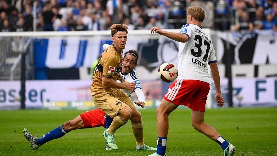 Der Stuttgarter Finn Jeltsch kommt nicht an Hamburgs Louis Lemke vorbei. Der Stuttgarter Finn Jeltsch kommt nicht an Hamburgs Louis Lemke vorbei.