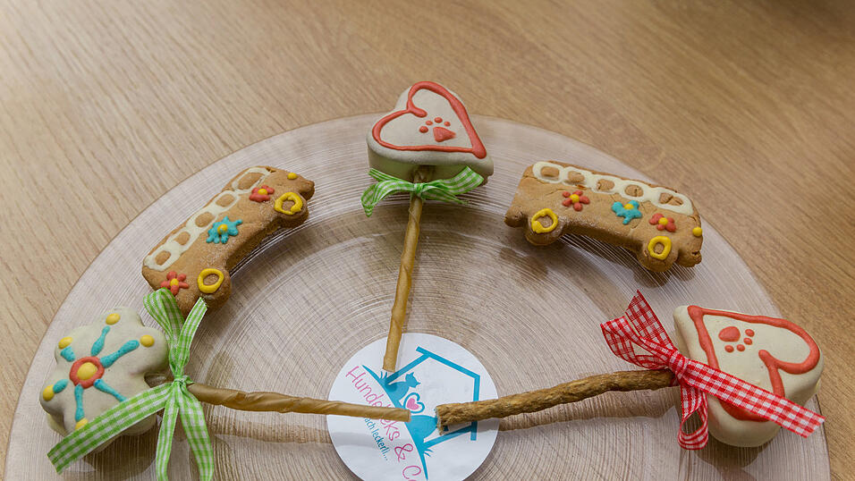 Mit viel Liebe zum Detail stellt Marion Fischer die Hundeschmankerl her. (Foto: Susanne Raith)