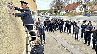 Um 11.27 Uhr endete ein Stück Further Zollgeschichte: Der Leiter des Hauptzollamtes Regensburg entfernte vom alten Zollamt das Dienstschild.