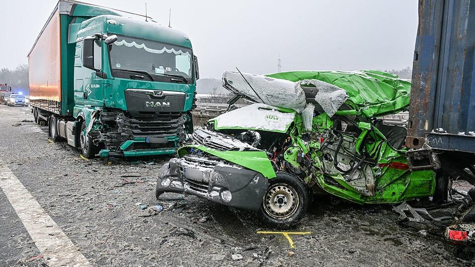 Bei einem Unfall in Bayern sterben mindestens drei Menschen. Bei einem Unfall in Bayern sterben mindestens drei Menschen.