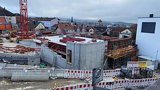 Die Parkhaus-Baustelle kurz vor der Winterpause. Wenn alles nach Plan l&auml;uft, soll die Parkgarage bis M&auml;rz 2026 fertiggestellt sein.