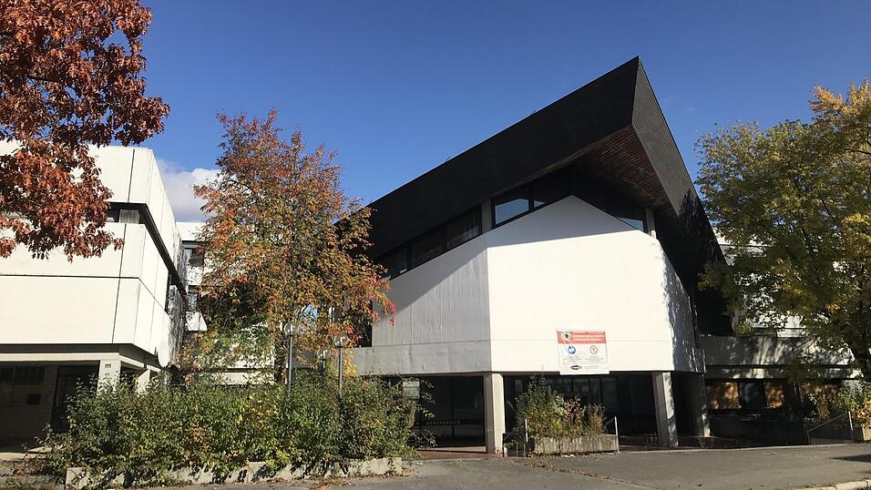 Der Eingang zum früheren Institut für Hörgeschädigte wird abgerissen und auch sonst wird sich das Areal an der Eichendorffstraße erheblich verändern: Statt der alten Schul- und Verwaltungsgebäude entstehen mehrstöckige Wohngebäude. Der Bauausschuss hat für den notwendigen Bebauungsplan grünes Licht gegeben. Der Eingang zum früheren Institut für Hörgeschädigte wird abgerissen und auch sonst wird sich das Areal an der Eichendorffstraße erheblich verändern: Statt der alten Schul- und Verwaltungsgebäude entstehen mehrstöckige Wohngebäude. Der Bauausschuss hat für den notwendigen Bebauungsplan grünes Licht gegeben.