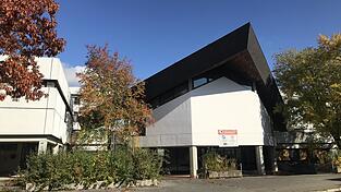 Der Eingang zum fr&uuml;heren Institut f&uuml;r H&ouml;rgesch&auml;digte wird abgerissen und auch sonst wird sich das Areal an der Eichendorffstra&szlig;e erheblich ver&auml;ndern: Statt der alten Schul- und Verwaltungsgeb&auml;ude entstehen mehrst&ouml;ckige Wohngeb&auml;ude. Der Bauausschuss hat f&uuml;r den notwendigen Bebauungsplan gr&uuml;nes Licht gegeben.