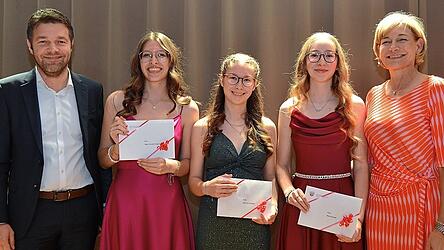 B&uuml;rgermeister Maximilian Mader mit den Jahrgangsbesten Saphir Trawniczek, Sabrina Lochinger und Nele Schindler sowie Schulleiterin Karin Schmidt.