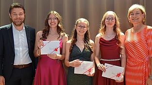 Bürgermeister Maximilian Mader mit den Jahrgangsbesten Saphir Trawniczek, Sabrina Lochinger und Nele Schindler sowie Schulleiterin Karin Schmidt. Bürgermeister Maximilian Mader mit den Jahrgangsbesten Saphir Trawniczek, Sabrina Lochinger und Nele Schindler sowie Schulleiterin Karin Schmidt.