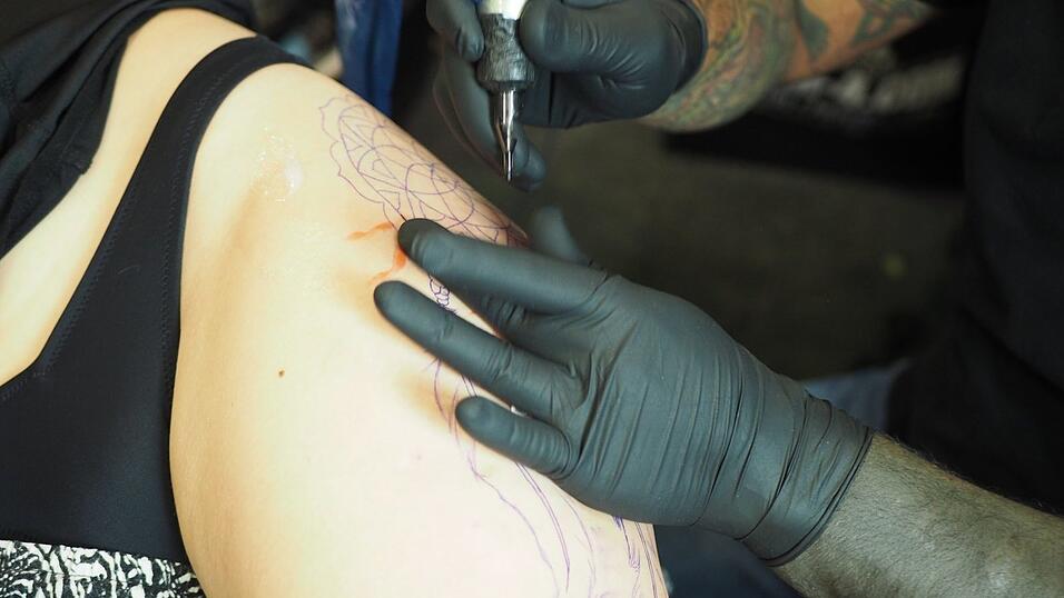 Rund 40 Aussteller und etwa 90 Tattoo-Künstler sind auf der Tattoo Convention in Straubing vertreten. Rund 40 Aussteller und etwa 90 Tattoo-Künstler sind auf der Tattoo Convention in Straubing vertreten.