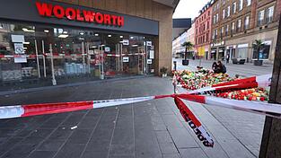 Aus Sicht der Generalstaatsanwaltschaft München ist die Gefahr zu groß, dass der Messerangreifer von Würzburg nach einer Abschiebung wieder nach Deutschland einreist. (Archivbild) Aus Sicht der Generalstaatsanwaltschaft München ist die Gefahr zu groß, dass der Messerangreifer von Würzburg nach einer Abschiebung wieder nach Deutschland einreist. (Archivbild)