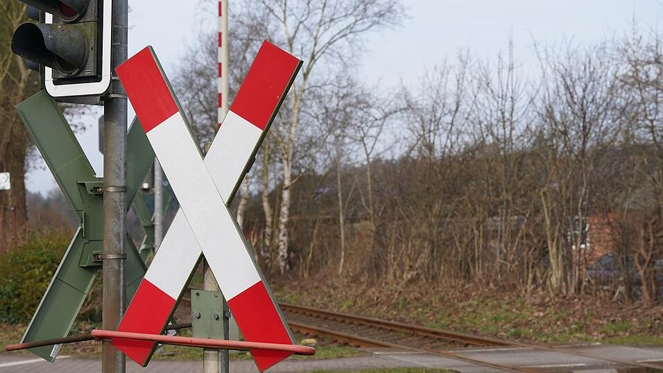 Die Ampel ist rot, Bundespolizisten sperren den Bahnübergang: Doch die Frau läuft los. (Symbolbild)