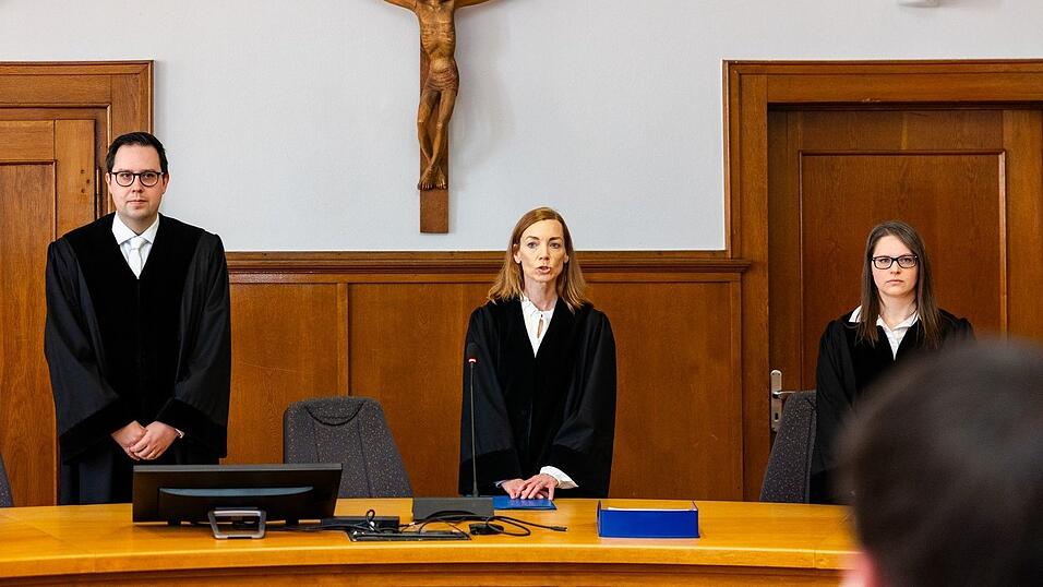 Die Vorsitzende Richtern (M) bei der Urteilsverk&uuml;ndung.