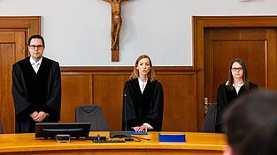 Die Vorsitzende Richtern (M) bei der Urteilsverk&uuml;ndung.
