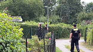 Polizisten waren in der Kleingartensiedlung in Spandau im Einsatz. Polizisten waren in der Kleingartensiedlung in Spandau im Einsatz.