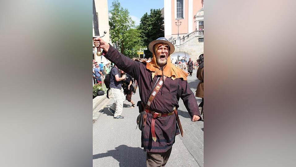 Die schönsten Augenblicke des historischen Drachenstich-Festzuges 2016. Die schönsten Augenblicke des historischen Drachenstich-Festzuges 2016.
