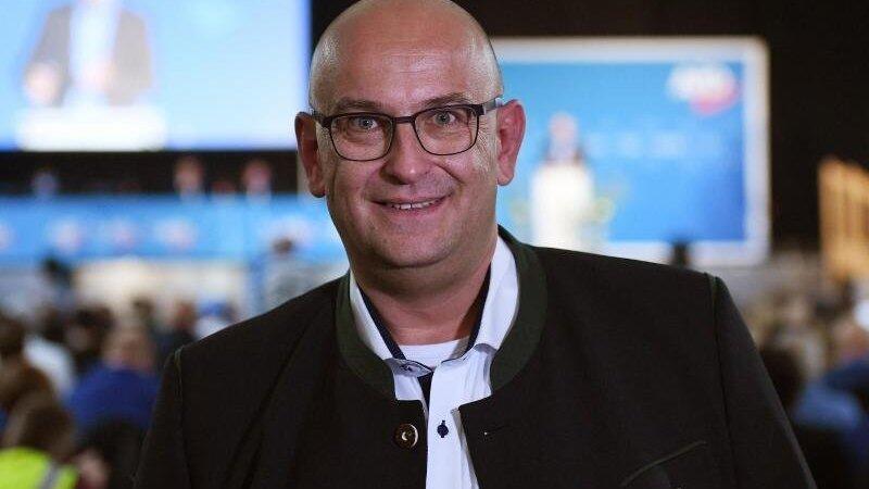 Der Bundestagsabgeordnete Stephan Protschka steht nach seiner Wahl zum neuen Vorsitzenden der AfD Bayern im Saal. Der Bundestagsabgeordnete Stephan Protschka steht nach seiner Wahl zum neuen Vorsitzenden der AfD Bayern im Saal.