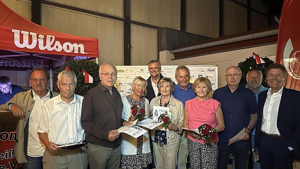 Ehrung langj&auml;hriger Sportclub-Mitglieder (erste Reihe v. l.): Vorsitzender Karl Dinzinger, Hans Schnell, Richard Pielmeier, Margit Gabler, Elisabeth Wimmer, Rosi D&ouml;schl, Bernhard H&auml;usler, BTV-Pr&auml;sident Helmut Schmidbauer und (zweite Reihe v. l.): BLSV-Kreisvorsitzender Klaus Bayer, Ludwig D&ouml;schl und Alois H&auml;usler.