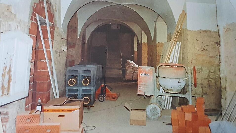 Die Arbeiten sind auf diesem Bild gerade in vollem Gange. Die Gewölbe konnten erhalten werden. Die Arbeiten sind auf diesem Bild gerade in vollem Gange. Die Gewölbe konnten erhalten werden.