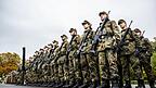 W&auml;hrend &uuml;ber die Wiedereinf&uuml;hrung der Wehrpflicht diskutiert wird, werben Soldaten bei Jugendlichen f&uuml;r den Dienst.