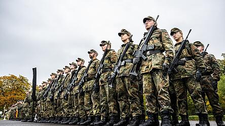 Während über die Wiedereinführung der Wehrpflicht diskutiert wird, werben Soldaten bei Jugendlichen für den Dienst.
