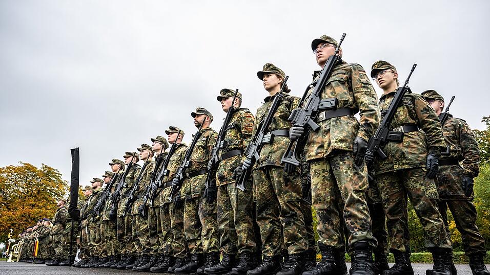 Während über die Wiedereinführung der Wehrpflicht diskutiert wird, werben Soldaten bei Jugendlichen für den Dienst. Während über die Wiedereinführung der Wehrpflicht diskutiert wird, werben Soldaten bei Jugendlichen für den Dienst.