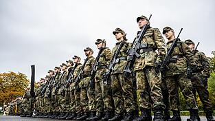 Während über die Wiedereinführung der Wehrpflicht diskutiert wird, werben Soldaten bei Jugendlichen für den Dienst.