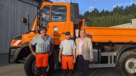 Der neue Mitarbeiter im Bauhof Zandt, Martin Egger (Mitte), mit Bauhofleiter Franz Attenberger und Bürgermeister Hans Laumer