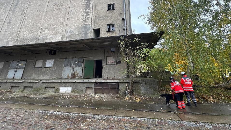 Auch leerstehende Gebäude werden abgesucht. Auch leerstehende Gebäude werden abgesucht.