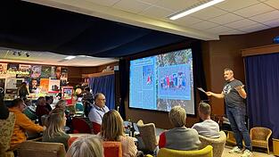 Vize Karl Amberger begr&uuml;&szlig;te zahlreiche Spieler und Helfer im Lila-Lichtspielhaus.