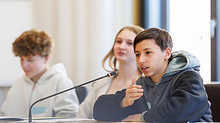 Die Mittelsch&uuml;ler bei der parlamentarischen Arbeit