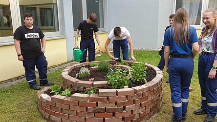 Die Jugendfeuerwehr Geiselh&ouml;ring legte f&uuml;r die Grund- und Mittelschule Geiselh&ouml;ring eine Kr&auml;uterspirale an. Die verschiedenen Kr&auml;uter finden nun f&uuml;r die Schulk&uuml;che Verwendung.