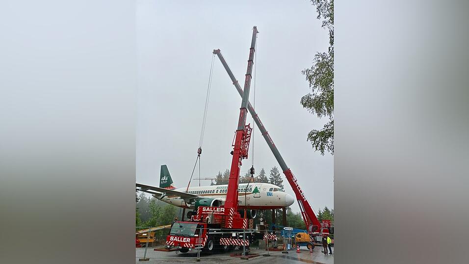 Der Airbus wurde am Freitag auf Stützen gehoben.