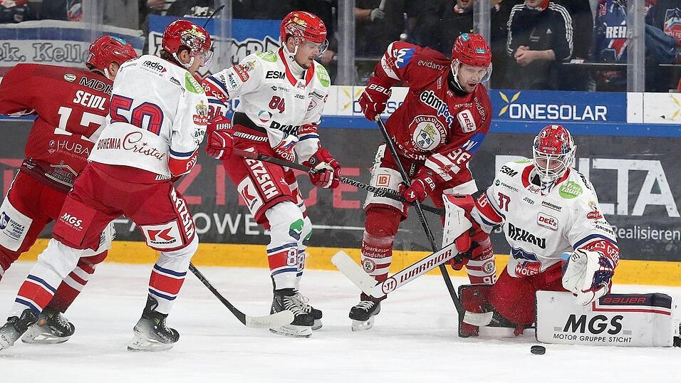 MARKANTES CHANCENPLUS: Die Landshuter hatten gegen die W&ouml;lfe aus Oberfranken in der Torschuss-Statistik mit 40:21 die Nase haushoch vorne. David Zucker (2.v.re.) und Simon Seidl (links) machten ernst und trugen sich in die Trefferliste ein.