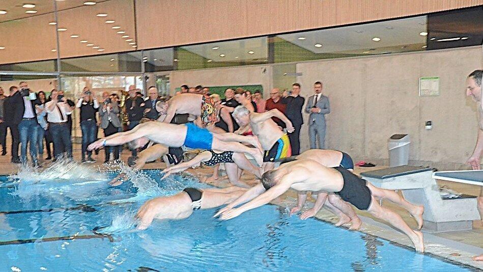 Mit einem beherzten Sprung ins Wasser gingen die Politiker buchst&auml;blich baden.