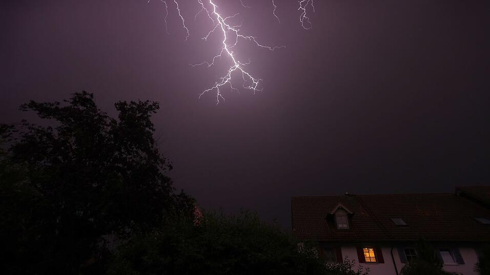 Ein Blitz über Kaufbeuren - die kreisfreie Stadt wies 2025 die höchste Blitzdichte Deutschlands auf. (Archivfoto) Ein Blitz über Kaufbeuren - die kreisfreie Stadt wies 2025 die höchste Blitzdichte Deutschlands auf. (Archivfoto)